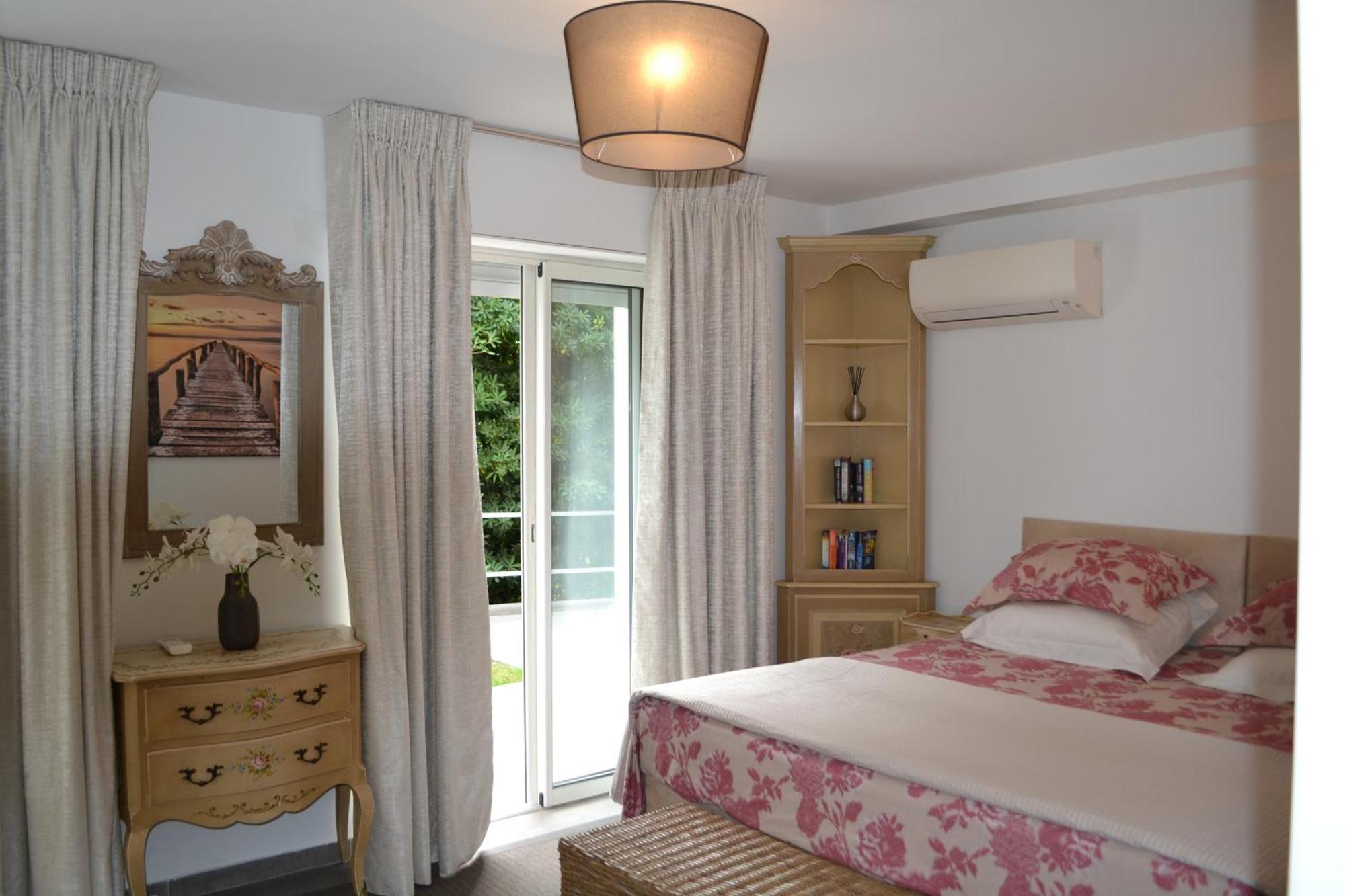 Pousada Villa: 15 Mins Walk To & Centre Cannes