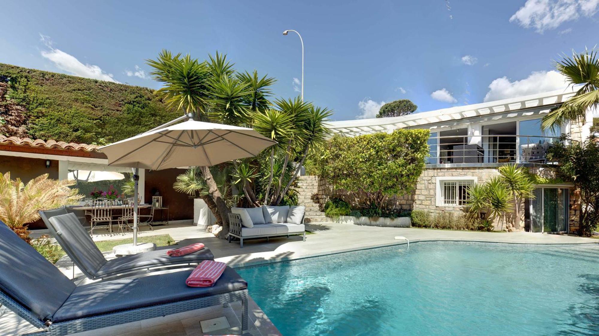 Villa: 15 Mins Walk To & Centre