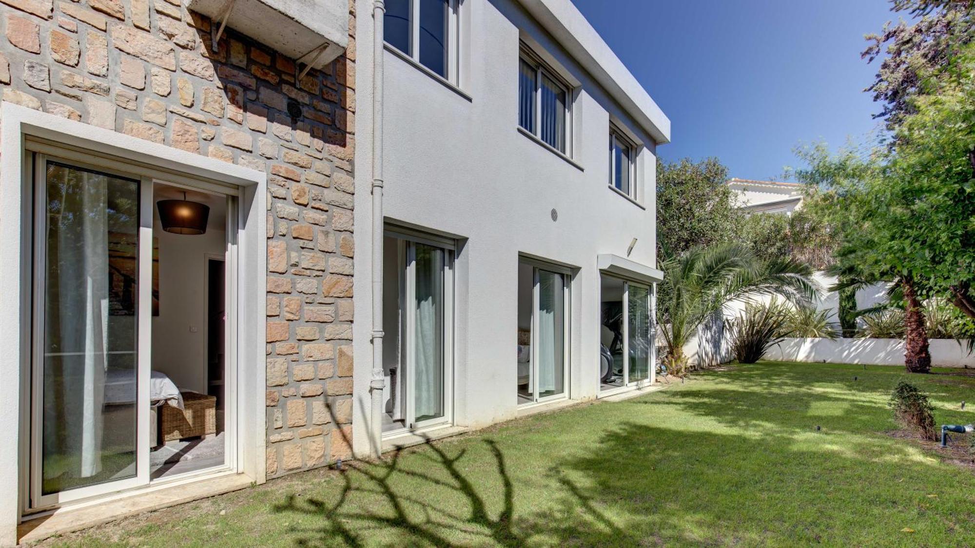 Pousada Villa: 15 Mins Walk To & Centre *